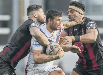  ?? PICTURE: TONY JOHNSON ?? BACK HOME: Wakefield’s Jay Pitts is snared by Warrington’s Gareth Widdop and Sitaleki Akauola.