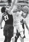  ?? DAVID ZALUBOWSKI/AP ?? Oregon guard Amauri Hardy, right, drives to the rim as Colorado forward Evan Battey defends on Thursday.