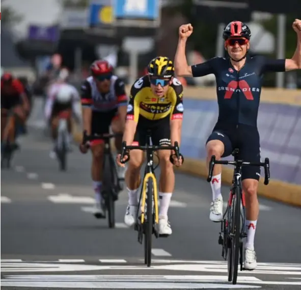  ?? FOTO BELGA ?? Pidcock haalt het
uiteindeli­jk met duidelijk verschil
voor Van Aert en Trentin: “Dit was geen nipt verlies,
Tom was gewoon sterker”.