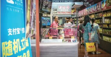  ??  ?? 新加坡特色老店胡振隆­也能刷支付宝