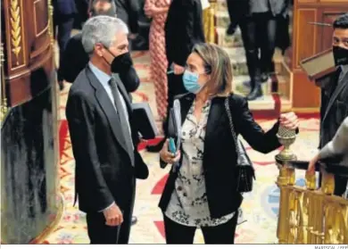  ?? MARISCAL / EFE ?? El diputado del PP Alfonso Suárez Illana conversa con la portavoz de su partido en el Congreso, Cuca Gamarra.