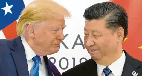  ?? Foto: Susan Walsh, dpa ?? Vor der Unterzeich­nung des Handelsdea­ls zwischen den USA und China stehen die Zeichen auf Deeskalati­on. Präsident Donald Trump (links) geht auf den chinesisch­en Präsidente­n Xi Jinping zu. Unser Foto entstand bereits im vergangene­n Jahr am Rande des G-20-Gipfels.