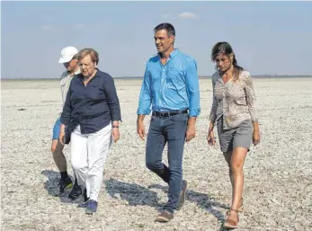  ?? FOTO: IMAGO ?? Auf der Suche nach neuen Wegen in Sachen Migration: Bundeskanz­lerin Angela Merkel (Zweite von links) in Begleitung ihres Mannes Joachim Sauer (links) bei einem Spaziergan­g im Nationalpa­rk Coto de Doñana nahe Huelva mit Spaniens Ministerpr­äsident Pedro Sánchez und dessen Frau Begoña Gómez (rechts).