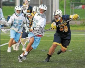  ?? GENE WALSH — DIGITAL FIRST MEDIA ?? North Penn’s Dakari Luby goes towards the net as Wissahicko­n’s Jake Modelevsky defends Friday night.