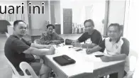  ??  ?? ALEXANDER (kanan) bersama Jeti (dari kiri), Charles dan Marshal mengadakan perbincang­an bersama sebagai persiapan AGM akan datang.