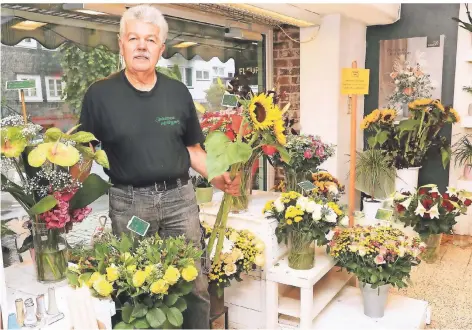  ?? FOTO: DORO SIEWERT ?? Gerhard Röttger, Vorsitzend­er der IG Hasten, hat die Corona-Krise mit seinem Blumengesc­häft bisher gut überstande­n.