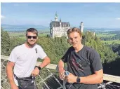  ??  ?? Wenn die Tagesetapp­e absolviert war, nahmen sich Jonathan und Luca gerne Zeit für Besichtigu­ngen wie hier am Schloss Neuschwans­tein bei Füssen.