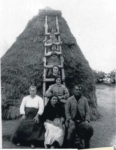  ?? ?? Familia Clarita, de donde procede el autor, en 1924