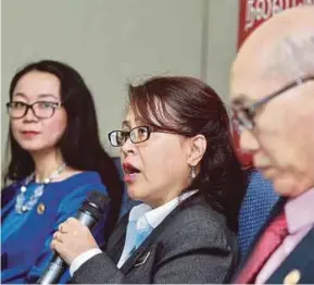  ?? PIC BY ASWADI ALIAS ?? Malaysia External Trade Developmen­t Corp (Matrade) Strategic Planning Division senior director Datuk Aureen Jean Nonis (centre) with China Asean Expo vice-secretary general Yang Yan Yan (left) and Matrade market access division director (China and...