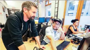  ?? JOHN MAHONEY / MONTREAL GAZETTE ?? Stéphane Rituit, left, co-founder and executive producer at Felix &amp; Paul Studios, stops for a chat with Kevon Romain in the virtual reality company’s offices in Old Montreal.