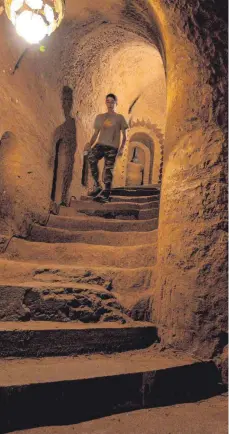  ?? FOTOS: AFP ?? Unterirdis­che Gänge und zahllose Treppen führen durch „Levons himmlische­n Untergrund“.