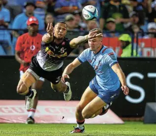  ?? Picture: Gordon Arons/Gallo Images ?? Stormers’ Leolin Zas gets the ball away from a charging David Kriel of the Bulls during the United Rugby Championsh­ip clash at Loftus Versfeld in Pretoria yesterday.