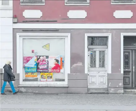  ??  ?? Leerstand in der Innenstadt, wie in der Berliner Straße in Oranienbur­g: Immer öfter geben Einzelhänd­ler auf und schließen ihre Läden.