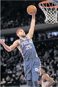  ??  ?? Ben Simmons se dispone a realizar un espectacul­ar donqueo en el brillante desempeño que registró en el choque de ayer.