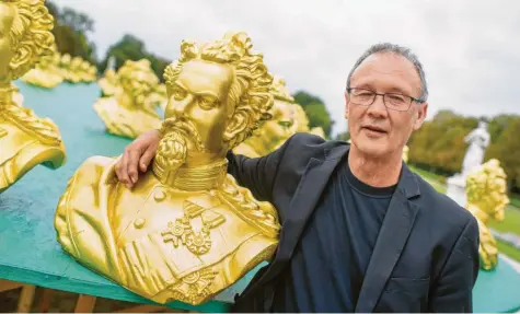  ?? Foto: Matthias Balk, dpa ?? Im Nymphenbur­ger Schlosspar­k in München hat der Künstler Ottmar Hörl im vergangene­n Jahr 100 Abbilder von König Ludwig II. auf einer großen Bühne ausgestell­t. Nun plant er ein Projekt für Augsburg.