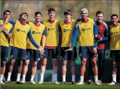  ?? ?? Los jugadores del Barça, antes del entrenamie­nto de ayer.