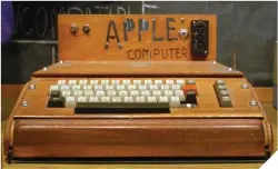  ??  ?? En el sentido de las agujas del reloj, el modelo de Apple I expuesto en la Smithsonia­n Institutio­n; el primer transistor de la historia; y el Altair 8800, un microorden­ador de 1974.