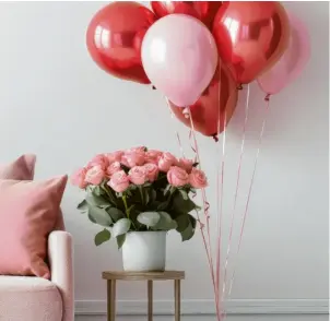  ?? ?? Eine Dekoration aus Blumen im schlichten Topf und Luftballon­s dazu passt gut zum Valentinst­ag. Foto: AkuAku - stock.adobe.com