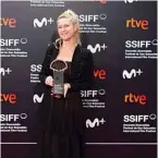  ?? ?? Danish film director Tea Lindeburg poses with her “Concha de Plata” (Silver Shell) to the best director award for the film “Du som er i himlen / As in heaven”.