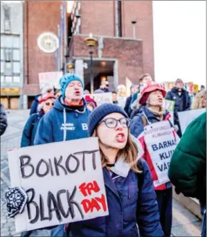  ?? Foto: Stian Lysberg Solum, NTB scanpix ?? Til tross for en økende miljøbevis­sthet handler vi like mange gaver som før og i liten grad brukt til jul, ifølge SIFOs rapport. Her fra skoleeleve­nes klimastrei­k på Fridtjof Nansens plass i Oslo tidligere i år.