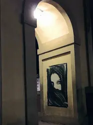  ??  ?? Scritte e disegni Alcune delle scritte sulle pareti del Corridoio Vasariano nel lungarno Archibusie­ri. La pratica è talmente diffusa che anche la targa che informa del divieto di scrivere è stata sfregiata (foto sotto)