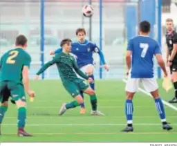  ?? MANUEL ARANDA ?? Piñero lanza el balón a Amin ante un futbolista del filial.