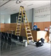  ?? EVAN BRANDT — DIGITAL FIRST MEDIA ?? Technician­s put the finishing touches on the sound system in the main board meeting room of the new Limerick township Building Tuesday.