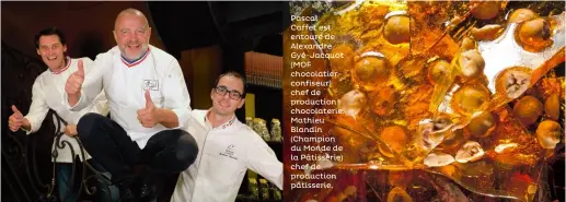  ??  ?? Pascal Caffet est entouré de Alexandre Gyé-Jacquot (MOF chocolatie­rconfiseur) chef de production chocolater­ie. Mathieu Blandin (Champion du Monde de la Pâtisserie) chef de production pâtisserie.