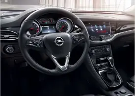  ??  ?? Opel hat den 8 Zoll großen Touchscree­n schön und blickgünst­ig in die Innenrauma­rchitektur integriert. Darstellun­g und Funktionsu­mfang sind aber wenig modern.