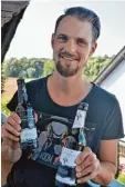  ?? Foto: Angela Häusler ?? Brauer Andreas Beer zeigt die beiden Bier Kreationen.