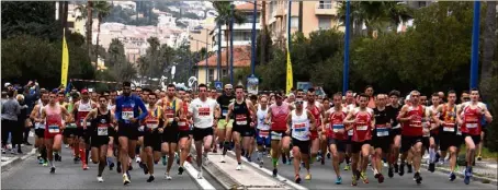  ??  ?? Plus de  coureurs se sont élancés pour les trois courses organisées par l’Omnisport hyérois.