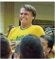  ?? FOTO: LEITE/AP/DPA ?? Brasiliens führender Bewerber Bolsonaro wurde beim Bad in der Menge niedergest­ochen.