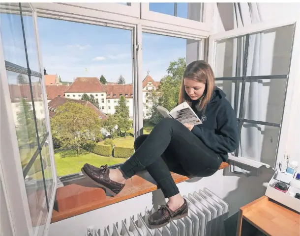  ?? FOTO: FELIX KÄSTLE/DPA ?? Schülerin Johanna sitzt am Fenster im Internat Schule Schloss Salem in Baden-Württember­g.