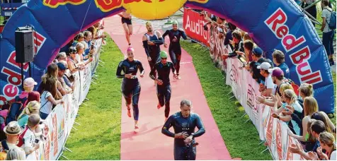  ?? Foto: Xaver Habermeier ?? Mehr als 2600 Triathlete­n sind in Ingolstadt über die Mittel ,Sprint und Olympische Distanz an den Start gegangen. Mit dabei waren auch mehrere Teilnehmer aus der Region.