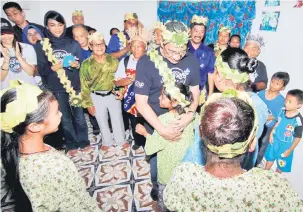  ?? — Gambar Bernama ?? MESRA: Hishammudd­in memeluk seorang kanak-kanak dari Masyarakat Orang Asli Berasau pada Program Santai Bersama Orang Asli di Kampung Orang Asli Berasau Kahang, Kluang semalam.