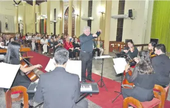 ??  ?? El maestro Luis Szarán dirigió la filarmónic­a Sonidos de Paraqvaria que interpretó música de las reduccione­s en la catedral de San Juan Bautista.