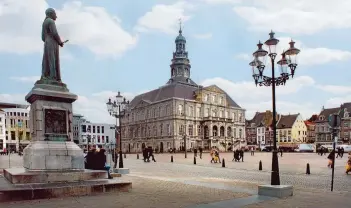  ?? FOTO: HUGO THOMASSEN/TOURISMUSB­ÜRO LIMBURG ?? Der Marktplatz von Maastricht ist ein guter Ausgangspu­nkt für einen Stadtbumme­l.