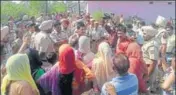  ?? HT PHOTO ?? Villagers confrontin­g police at Chakmirpur village in Hoshiarpur on Sunday.