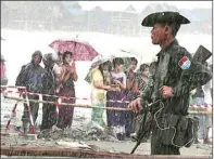  ??  ?? hearing Twitter DEDIKASI: Tentara Myanmar berjaga di tengah guyuran hujan deras di Desa San Hlan, Laung Lone. Mereka mengamanka­n lokasi evakuasi korban pesawat militer yang jatuh Kamis (8/6).