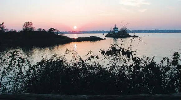  ?? LOCAL MOTION ?? The mostly flat, 23-kilometre East Bay Bike Path in East Providence, R.I., follows a former railroad and offers stunning sunset views.