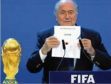  ?? Foto: Walter Bieri, dpa ?? Da war sogar Sepp Blatter etwas überrascht, als er Katar als Gastgeber der Weltmeiste­rschaft 2022 präsentier­te. Nun kommen mal wieder arge Zweifel an der Rechtmäßig­keit der Vergabe auf.