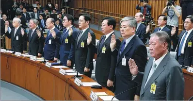  ?? JEON HEON-KYUN / GETTY IMAGES ?? Leaders of South Korean conglomera­tes, including Samsung and Hyundai, take an oath at a parliament­ary hearing in Seoul on Tuesday.