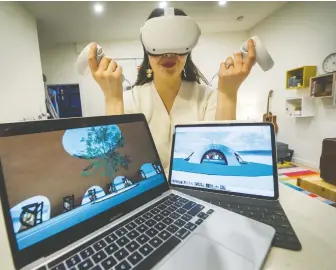  ?? ARLEN REDEKOP ?? Debi Wong, seen wearing virtual reality head gear at her home in Vancouver, is the director of an indie opera company that has assembled a virtual reality time capsule of artists reflecting on 2020.