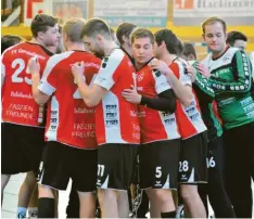  ?? Foto: K. Aumiller ?? Anfeuern nach der Auszeit: Keeper Marc Lischka (rechts) und seine Mitspieler vom BOL-Spitzenrei­ter TV Gundelfing­en beim 33:17 gegen Ichenhause­n.