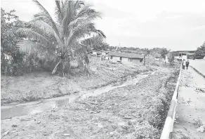  ??  ?? UDAH TEMBU: Sungai Sebab ba kandang Kampung Kemunting ti udah dikelasi enggau ditumbak dalam agi ti dikereja DID tu udah ngemuntang­ka ai ngalir lalu ulih mutarka isu penusah ampuh bah tunggal di kandang endur nya.