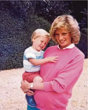  ?? [FOTO REUTERS] ?? Gambar Diana mendukung William ketika sedang mengandung­kan Harry yang disiar dalam dokumentar­i khas.
