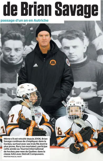  ?? PHOTOS PASCAL HUOT ?? Même s’il est retraité depuis 2006, Brian Savage continue de s’impliquer dans le hockey, surtout avec ses trois fils dont le plus jeune, Rory (en mortaise), participe cette année au Tournoi internatio­nal de hockey pee-wee de Québec dans la classe AAA avec Detroit Compuware.