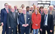  ?? FOTO: NORBERT PRÜMEN ?? Zahlreiche Ehrengäste wohnten der Veranstalt­ung zum VdK-Jubiläum bei, vorne rechts Bürgermeis­ter Volker Rübo.