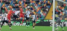  ?? (Getty Images) ?? Stacco
Il colpo di testa di Bryan Cristante nei minuti finali del recupero Roma-udinese. Un gol pesantissi­mo che tiene i gialloross­i in corsa per la Champions