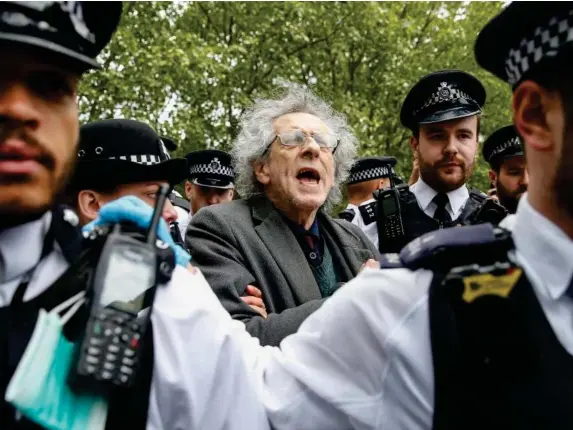  ?? (Getty) ?? Police apprehend Piers Corbyn, Jeremy Corbyn’s brother, during a demonstrat­ion against the coronaviru­s lockdown in Hyde Park on 16 May